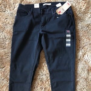 NWT Levi’s curvy skinny jeans!